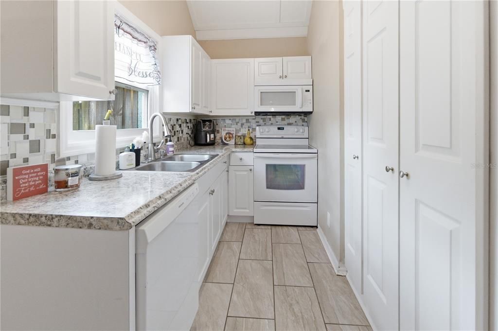 For Sale: $149,900 (2 beds, 1 baths, 1012 Square Feet)