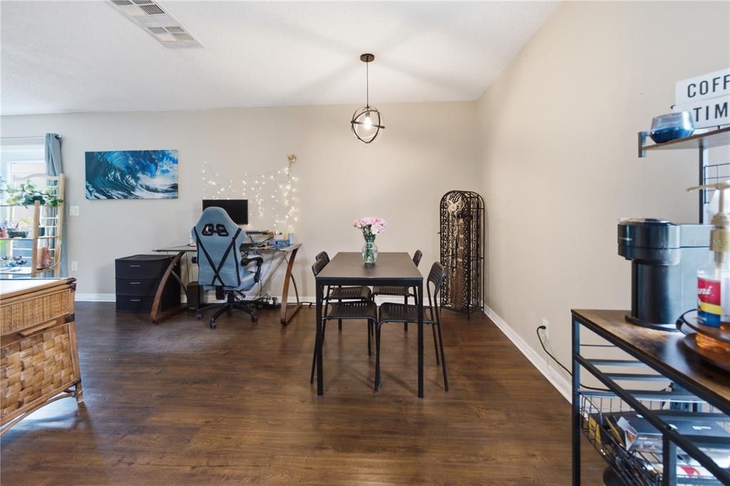 For Sale: $149,900 (2 beds, 1 baths, 1012 Square Feet)