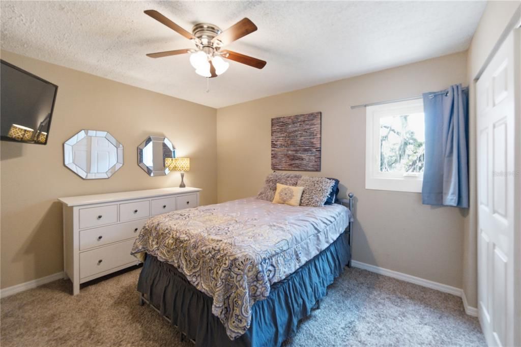 For Sale: $149,900 (2 beds, 1 baths, 1012 Square Feet)