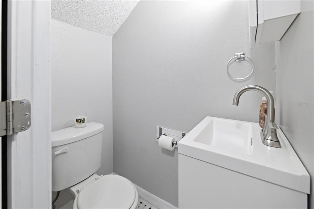 For Sale: $149,900 (2 beds, 1 baths, 1012 Square Feet)