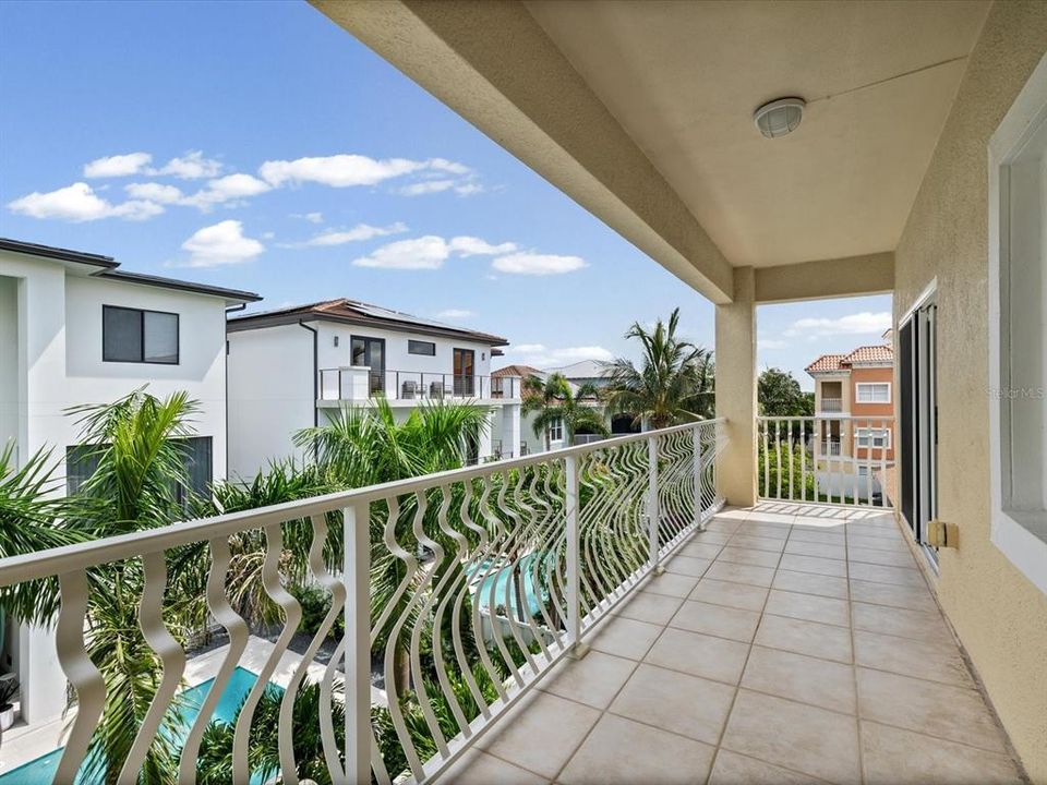 En Venta: $1,150,000 (4 camas, 3 baños, 2544 Pies cuadrados)