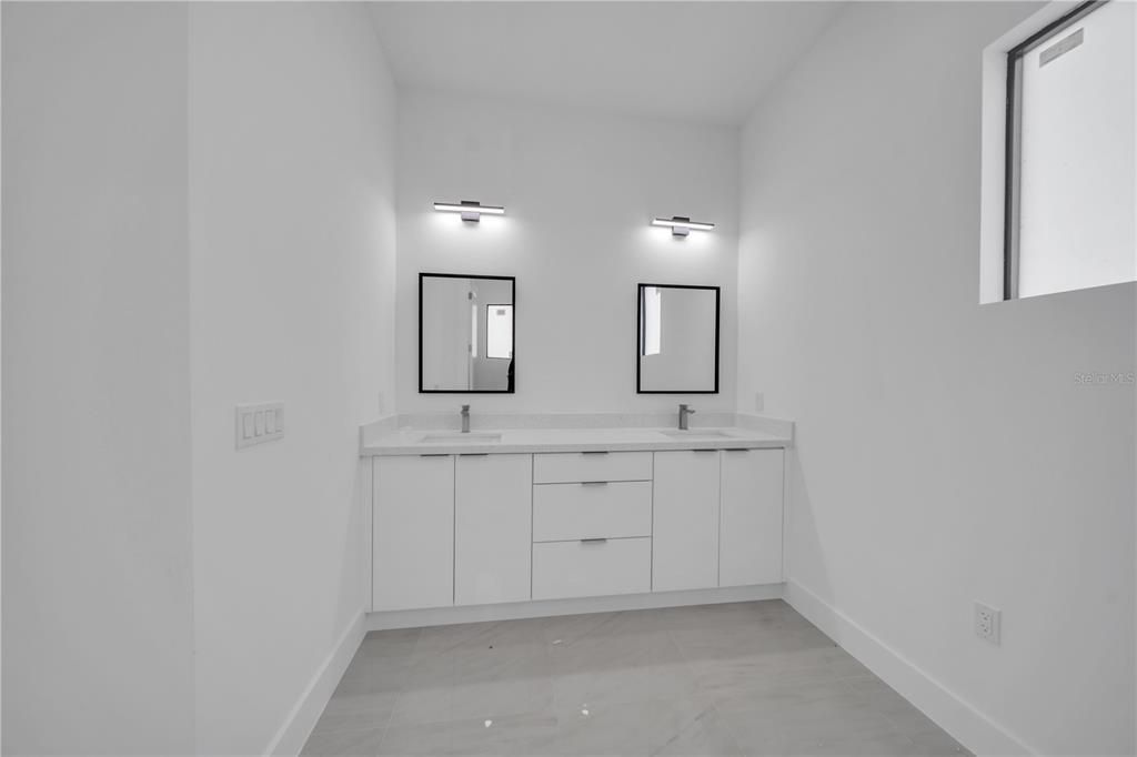 For Sale: $359,900 (3 beds, 2 baths, 1643 Square Feet)