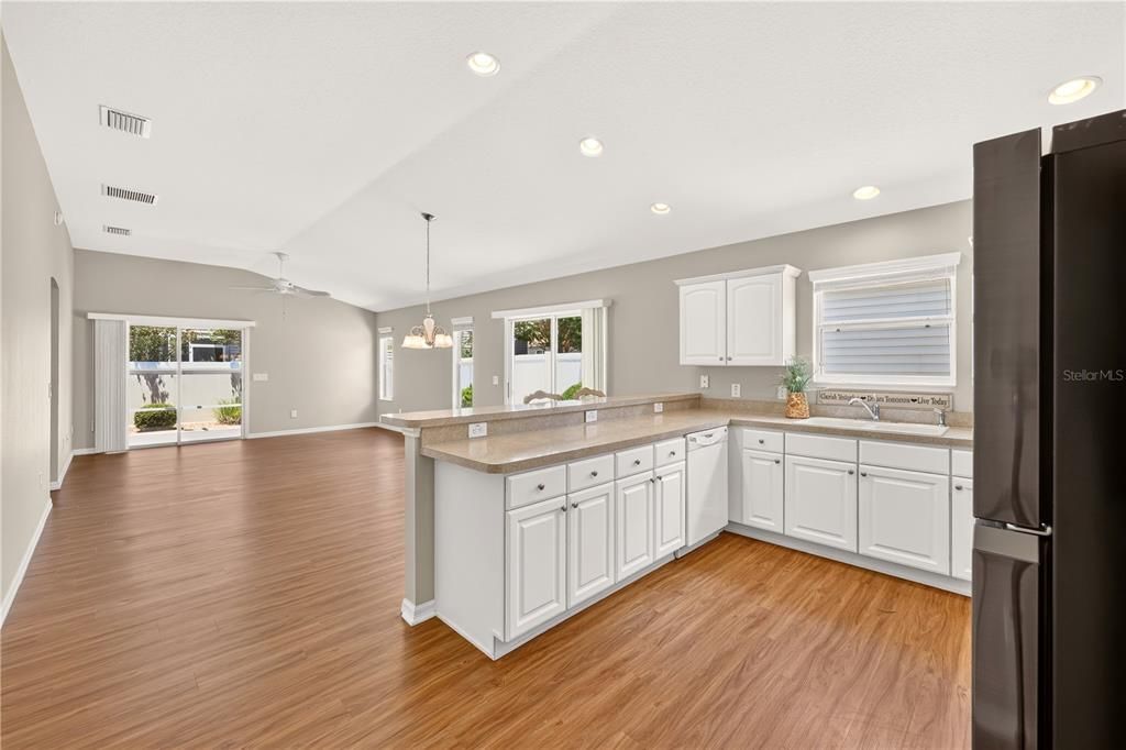 For Sale: $359,000 (3 beds, 2 baths, 1392 Square Feet)