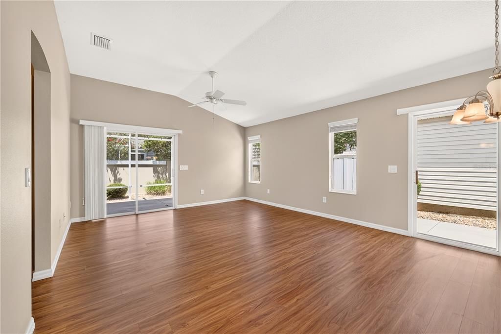 For Sale: $359,000 (3 beds, 2 baths, 1392 Square Feet)