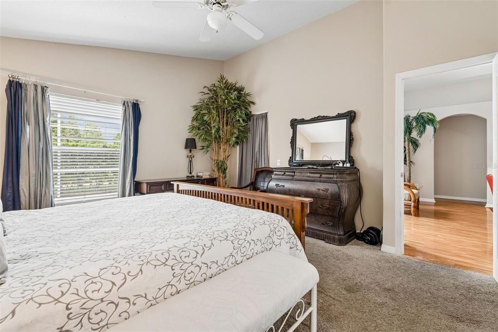 Под контрактом: $449,500 (4 спален, 3 ванн, 1888 Квадратных фут)