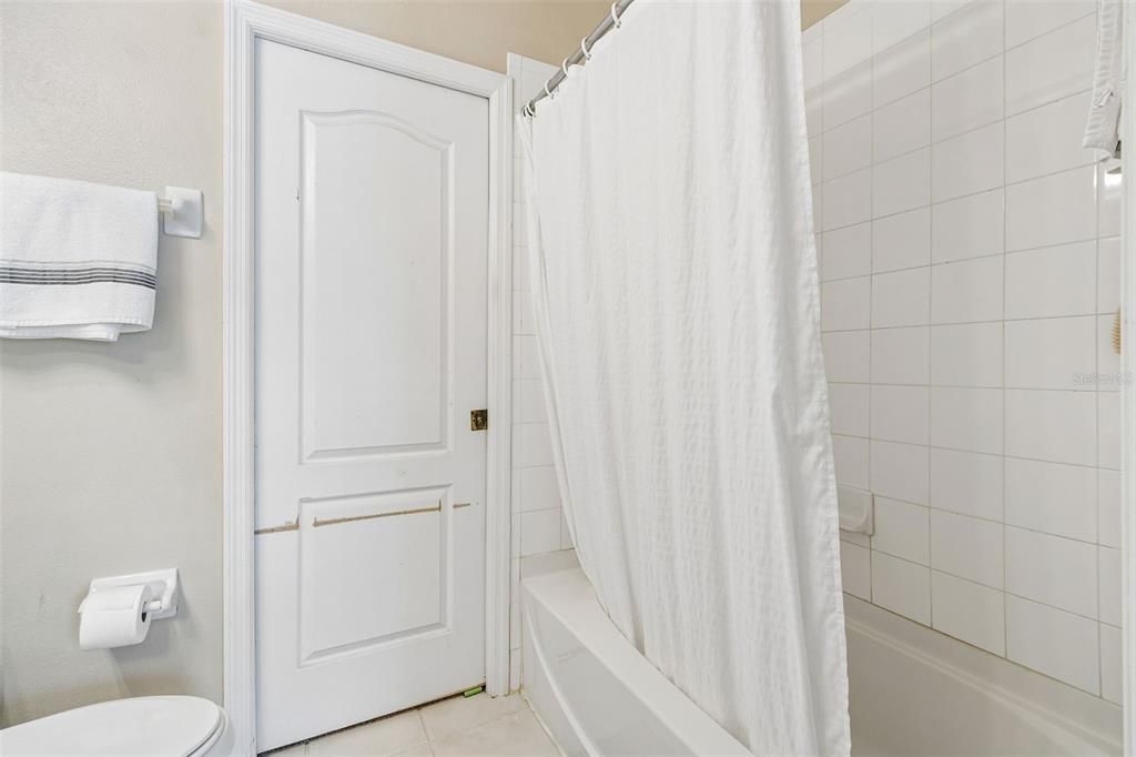 Под контрактом: $449,500 (4 спален, 3 ванн, 1888 Квадратных фут)