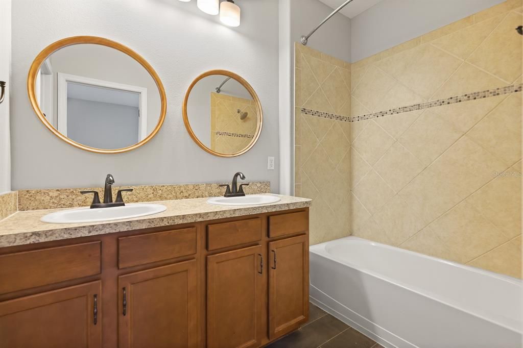 В аренду: $1,900 (2 спален, 2 ванн, 1260 Квадратных фут)