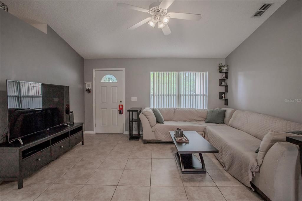 Activo con contrato: $275,000 (3 camas, 2 baños, 1205 Pies cuadrados)