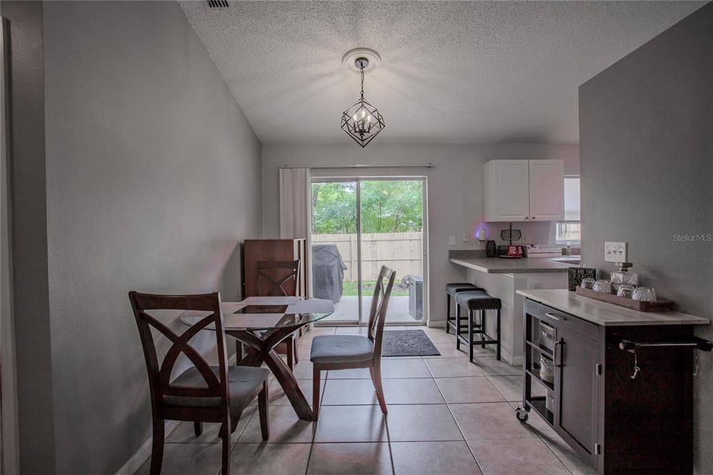 Activo con contrato: $275,000 (3 camas, 2 baños, 1205 Pies cuadrados)