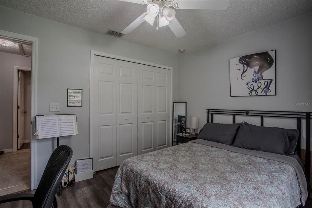 Activo con contrato: $275,000 (3 camas, 2 baños, 1205 Pies cuadrados)