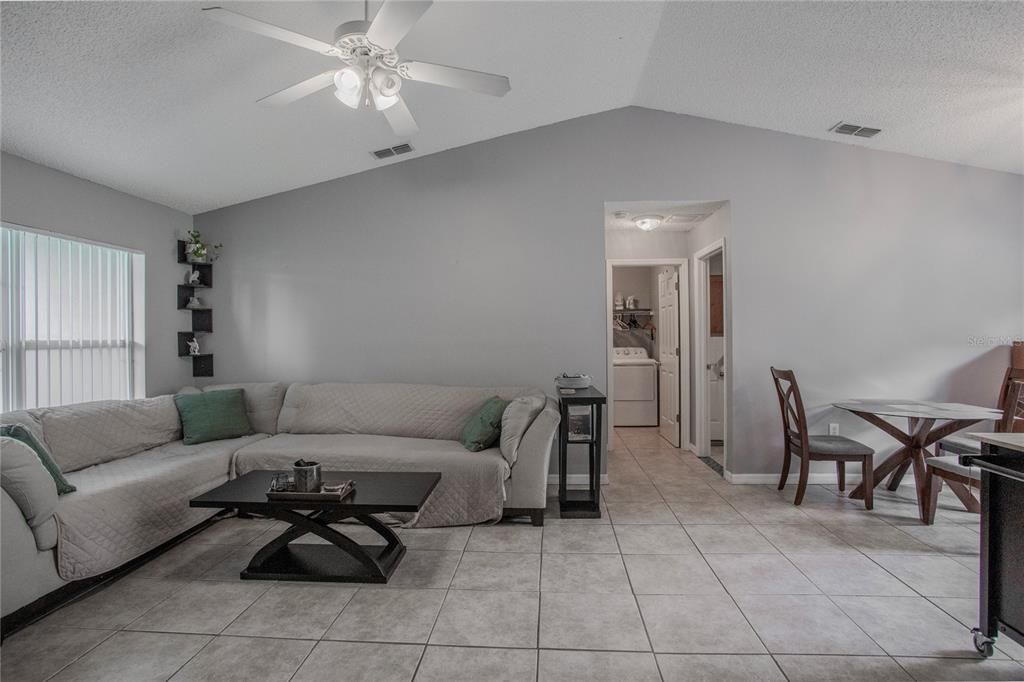 Activo con contrato: $275,000 (3 camas, 2 baños, 1205 Pies cuadrados)