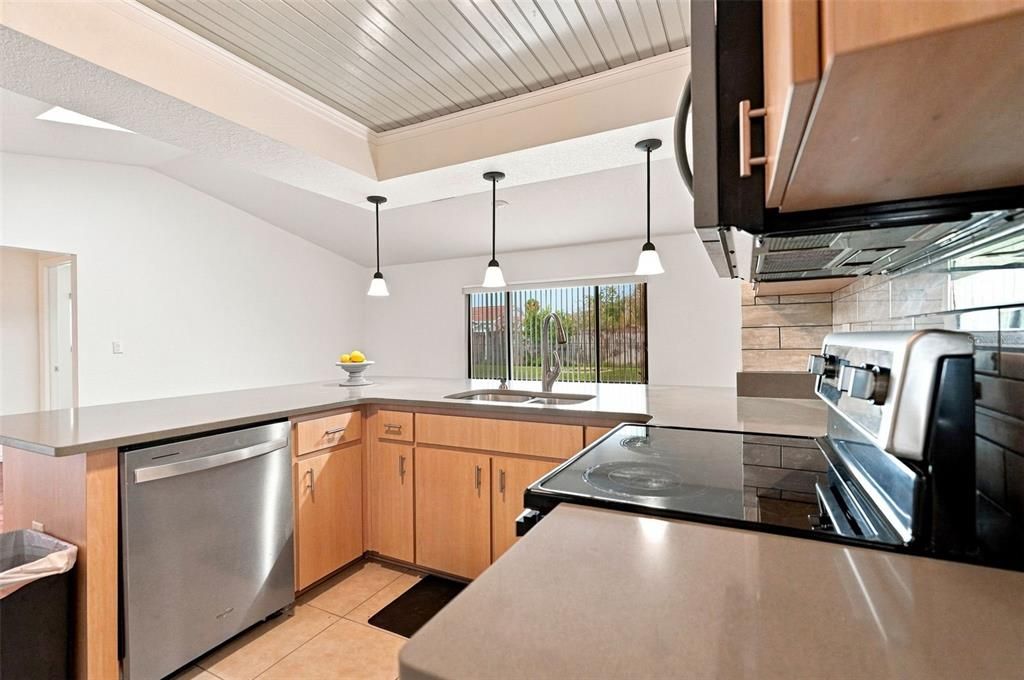 На продажу: $340,000 (2 спален, 2 ванн, 1722 Квадратных фут)