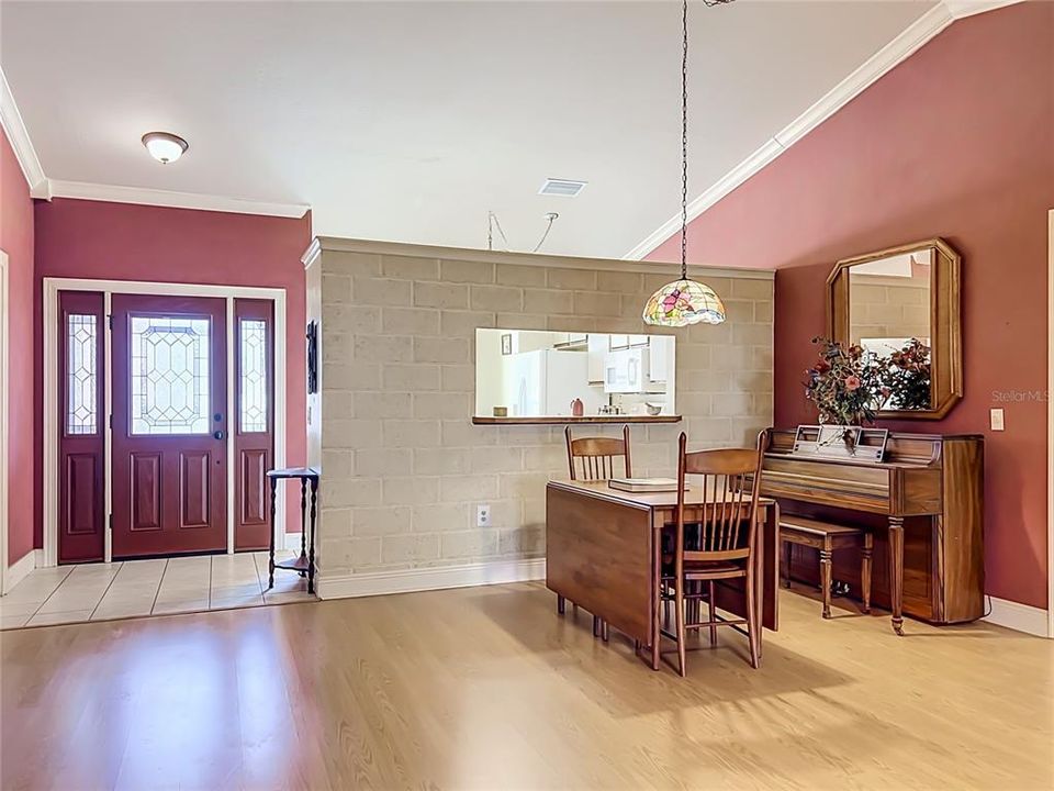 For Sale: $365,000 (3 beds, 2 baths, 1369 Square Feet)
