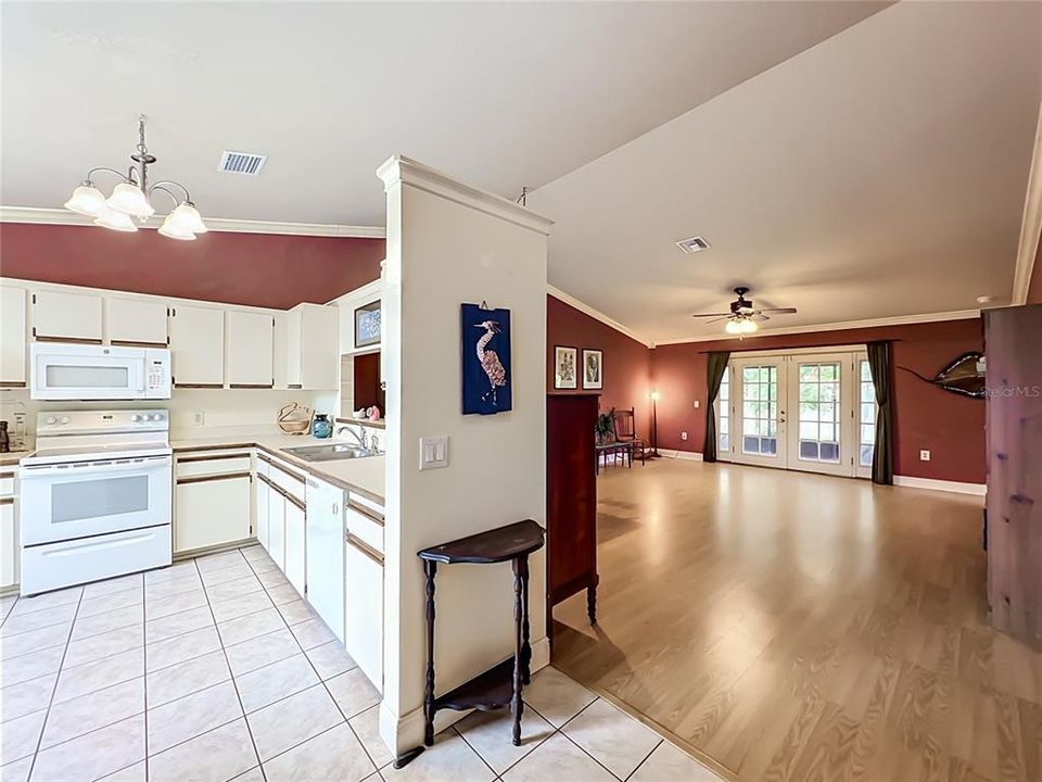 For Sale: $365,000 (3 beds, 2 baths, 1369 Square Feet)