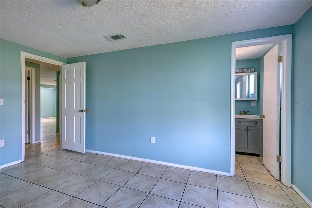 For Sale: $175,000 (2 beds, 2 baths, 1032 Square Feet)