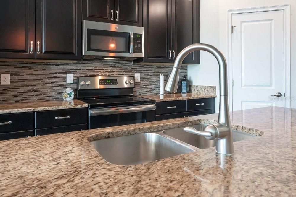 Active With Contract: $438,000 (3 beds, 2 baths, 1737 Square Feet)
