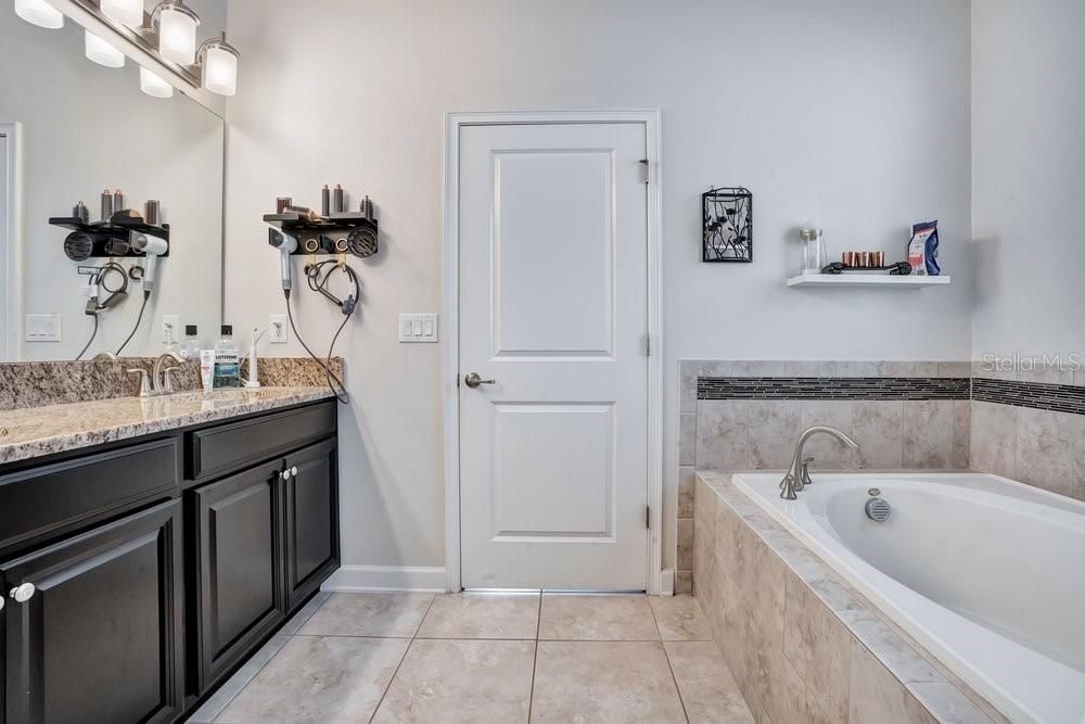 Active With Contract: $438,000 (3 beds, 2 baths, 1737 Square Feet)
