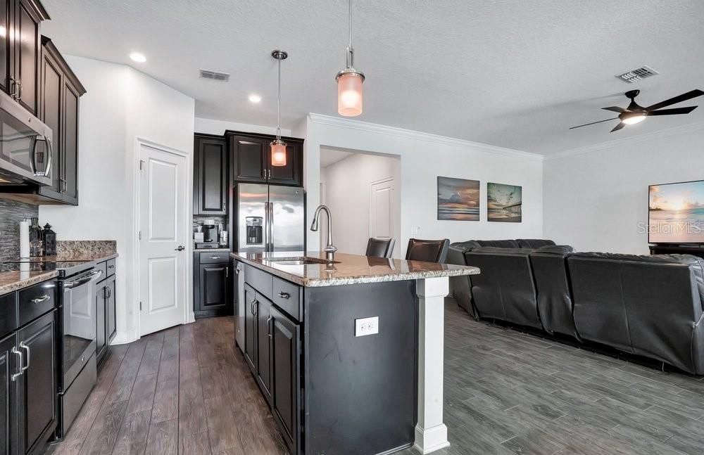 Active With Contract: $438,000 (3 beds, 2 baths, 1737 Square Feet)