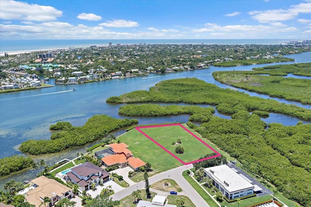 На продажу: $3,300,000 (0.95 acres)
