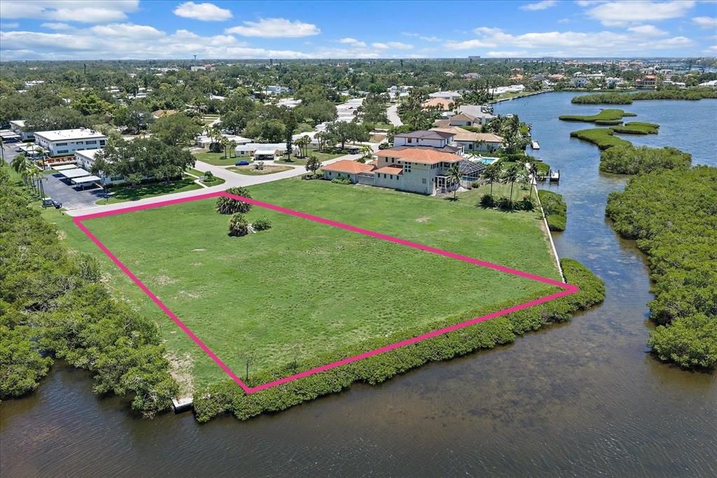 На продажу: $3,300,000 (0.95 acres)