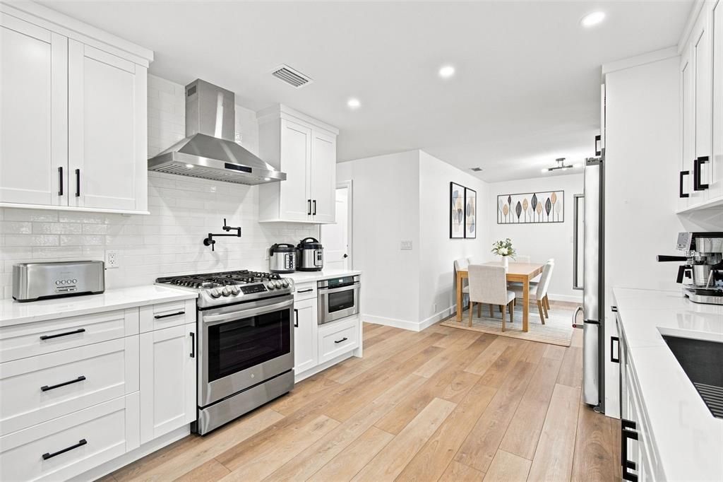 En Venta: $599,900 (4 camas, 4 baños, 2211 Pies cuadrados)