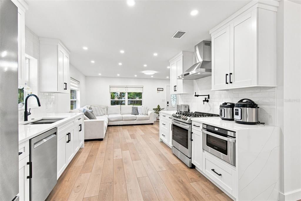 En Venta: $599,900 (4 camas, 4 baños, 2211 Pies cuadrados)