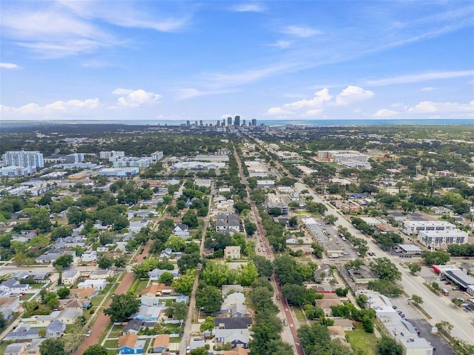 En Venta: $599,900 (4 camas, 4 baños, 2211 Pies cuadrados)