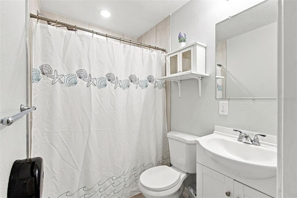 En Venta: $599,900 (4 camas, 4 baños, 2211 Pies cuadrados)