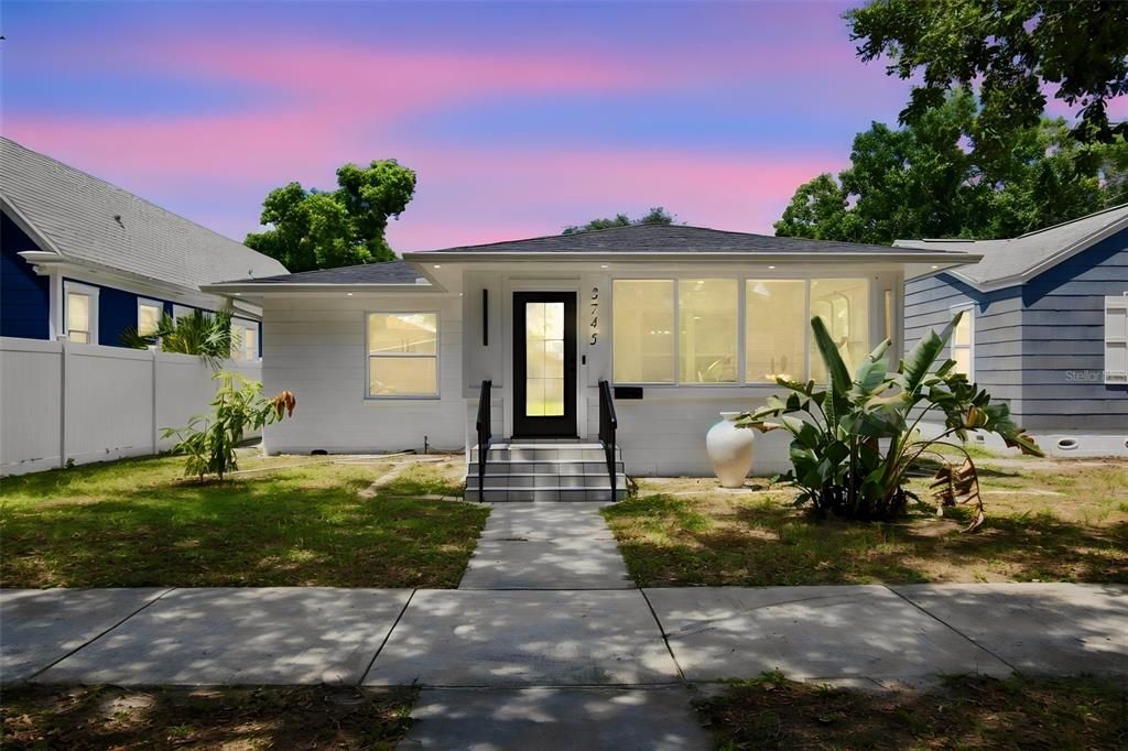 En Venta: $599,900 (4 camas, 4 baños, 2211 Pies cuadrados)
