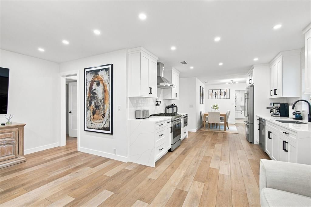 En Venta: $599,900 (4 camas, 4 baños, 2211 Pies cuadrados)