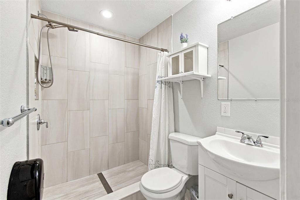 En Venta: $599,900 (4 camas, 4 baños, 2211 Pies cuadrados)