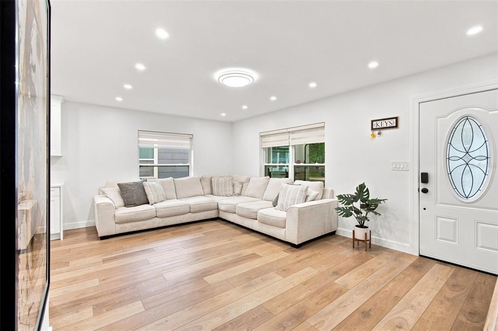 En Venta: $599,900 (4 camas, 4 baños, 2211 Pies cuadrados)