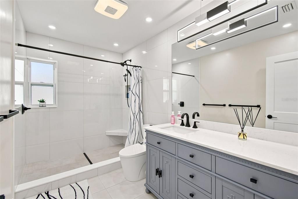 En Venta: $599,900 (4 camas, 4 baños, 2211 Pies cuadrados)