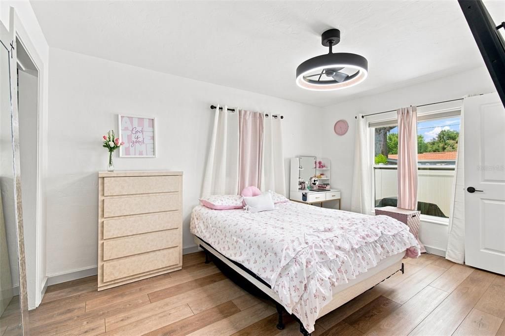 En Venta: $599,900 (4 camas, 4 baños, 2211 Pies cuadrados)