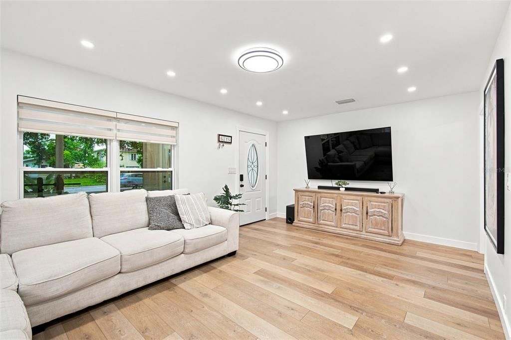 En Venta: $599,900 (4 camas, 4 baños, 2211 Pies cuadrados)