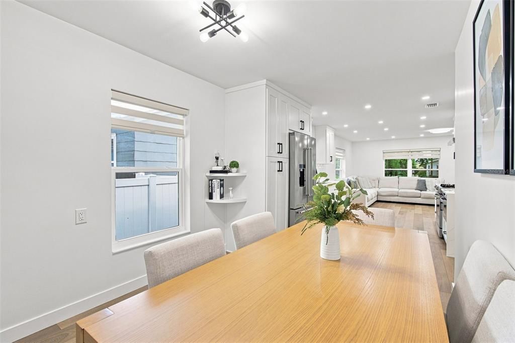 En Venta: $599,900 (4 camas, 4 baños, 2211 Pies cuadrados)
