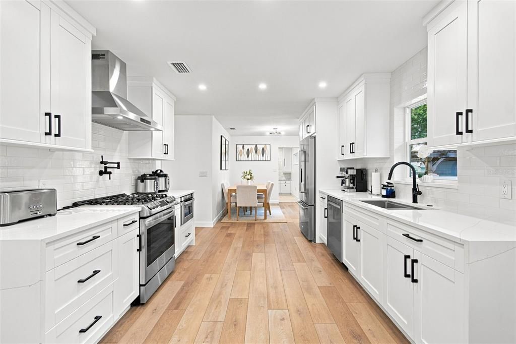 En Venta: $599,900 (4 camas, 4 baños, 2211 Pies cuadrados)