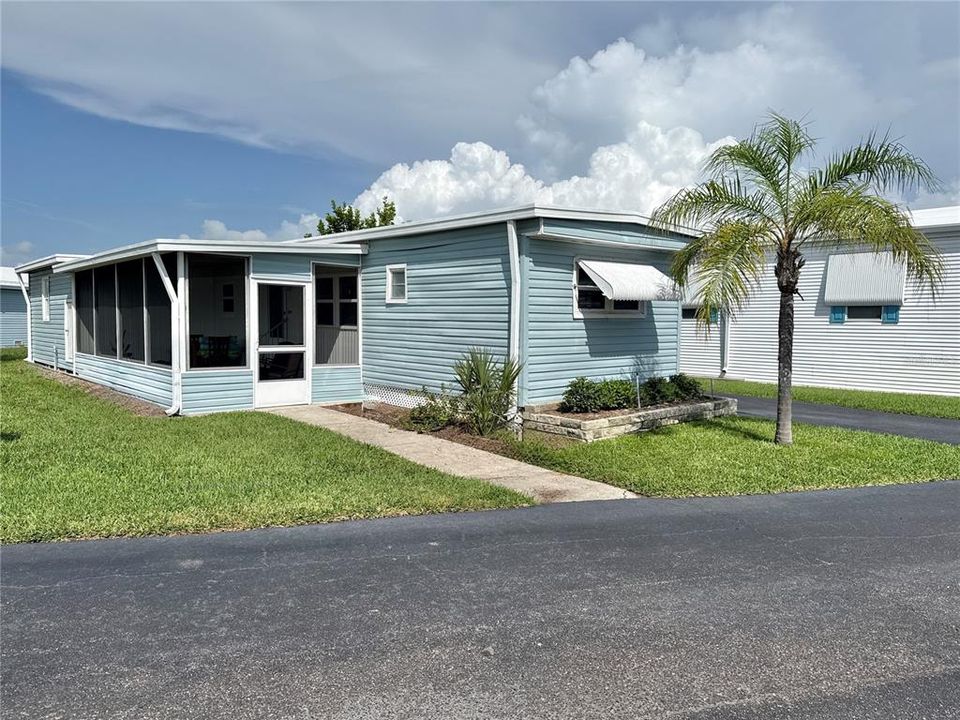 For Sale: $99,000 (2 beds, 1 baths, 794 Square Feet)