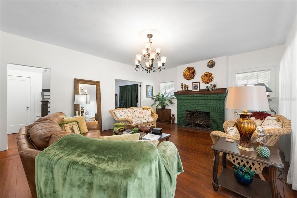 For Sale: $359,000 (4 beds, 3 baths, 2079 Square Feet)