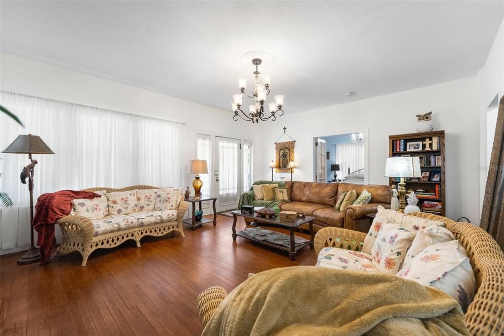 For Sale: $359,000 (4 beds, 3 baths, 2079 Square Feet)
