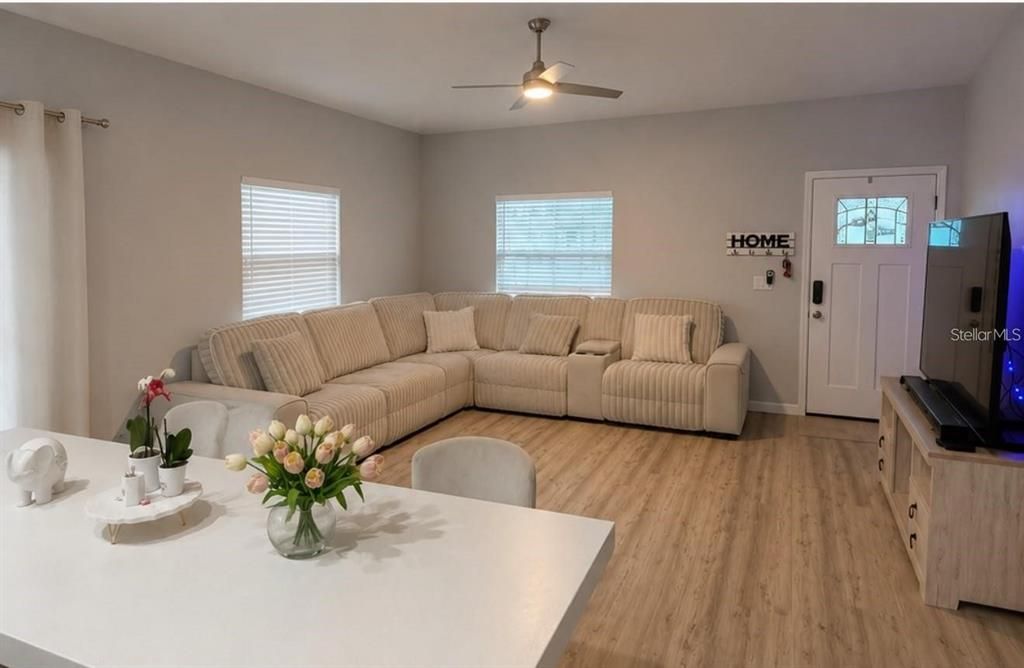 For Sale: $319,900 (3 beds, 2 baths, 1394 Square Feet)