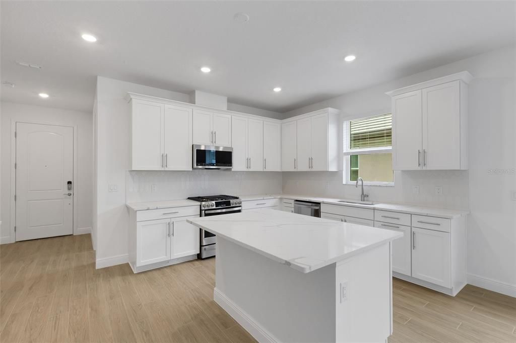 Под контрактом: $389,999 (2 спален, 2 ванн, 1671 Квадратных фут)
