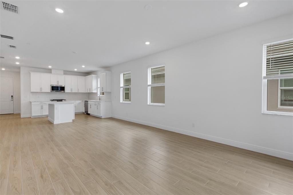 Под контрактом: $389,999 (2 спален, 2 ванн, 1671 Квадратных фут)
