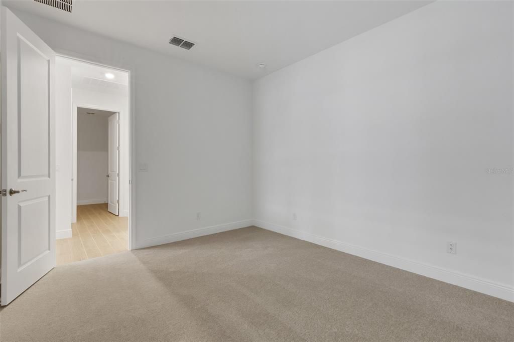 Под контрактом: $389,999 (2 спален, 2 ванн, 1671 Квадратных фут)