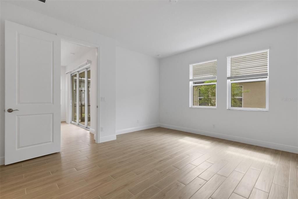 Под контрактом: $389,999 (2 спален, 2 ванн, 1671 Квадратных фут)