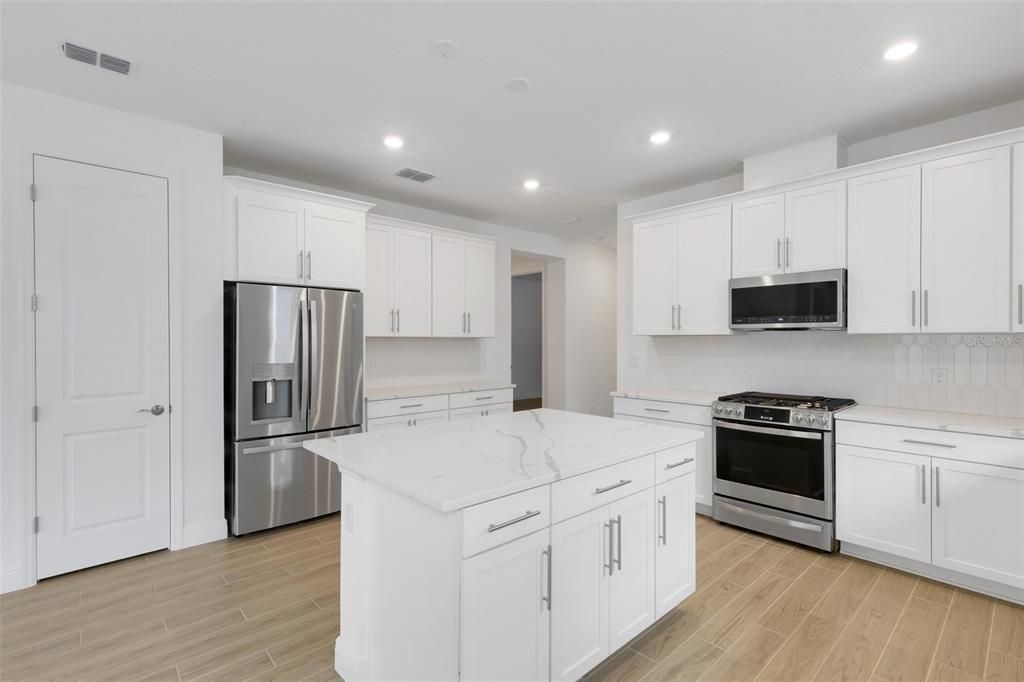 Под контрактом: $389,999 (2 спален, 2 ванн, 1671 Квадратных фут)