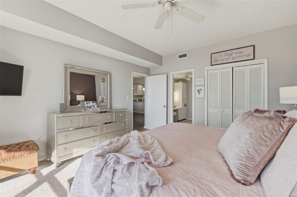 For Rent: $2,995 (1 beds, 1 baths, 1180 Square Feet)