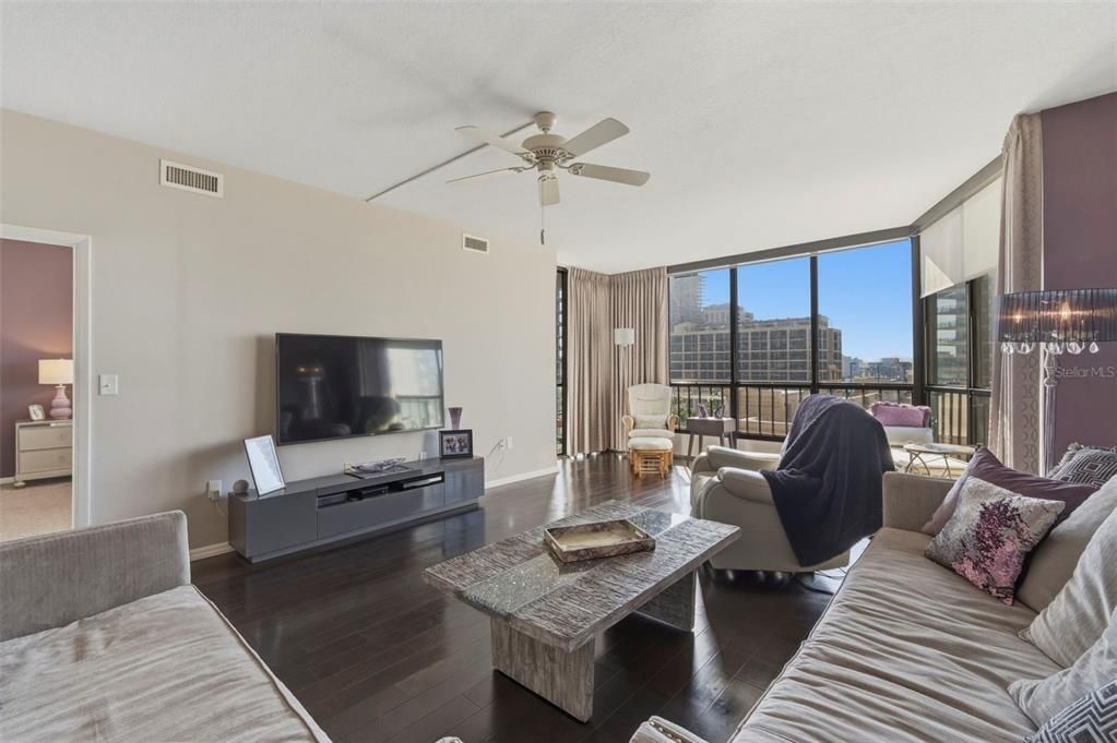 For Rent: $2,995 (1 beds, 1 baths, 1180 Square Feet)