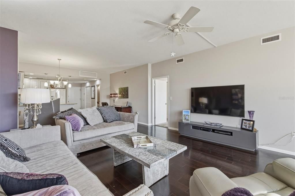For Rent: $2,995 (1 beds, 1 baths, 1180 Square Feet)