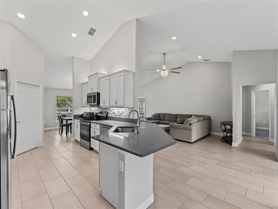 En Venta: $435,000 (3 camas, 2 baños, 1980 Pies cuadrados)